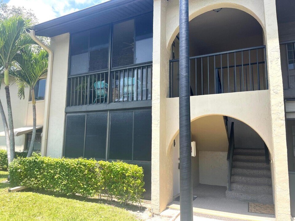 536 Shady Pine Way in Greenacres, FL - Building Photo