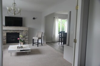 24873 Dewdney Trunk Rd in Maple Ridge, BC - Building Photo - Building Photo