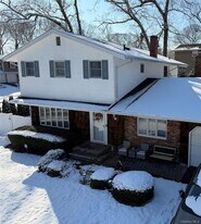 32 Landview Dr in Kings Park, NY - Building Photo