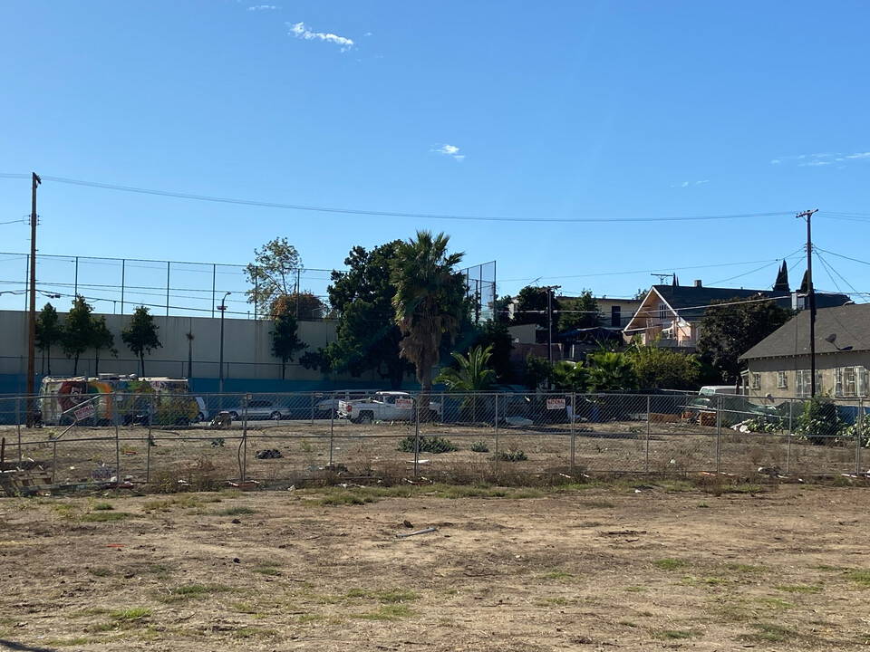 1057 Dewey Ave in Los Angeles, CA - Foto de edificio