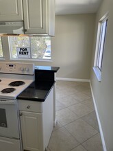 2944 Peppertree Ln, Unit C in Costa Mesa, CA - Building Photo - Building Photo