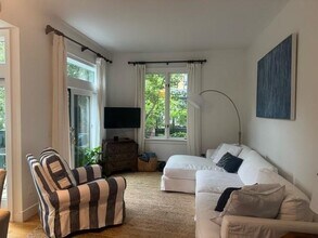 158 Narragansett Ave in Newport, RI - Building Photo - Building Photo