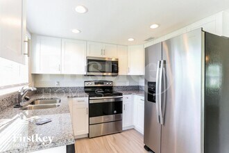 1006 Stonefence Way in Tarpon Springs, FL - Foto de edificio - Building Photo