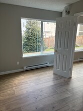 133 SW Normandy Rd, Unit 2 in Normandy Park, WA - Foto de edificio - Building Photo