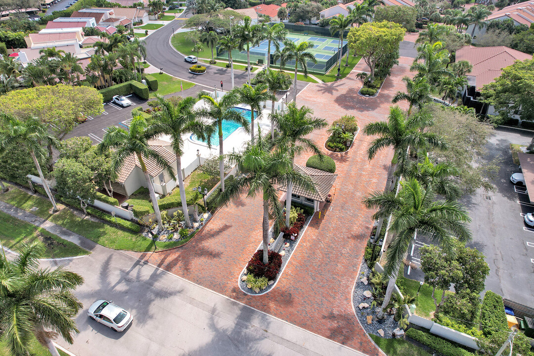 65 Pelican Pointe Dr, Unit Pelican Pointe in Delray Beach, FL - Foto de edificio