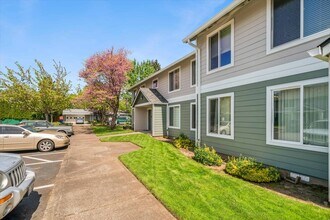Bristol Court Apartments in Milwaukie, OR - Foto de edificio - Building Photo