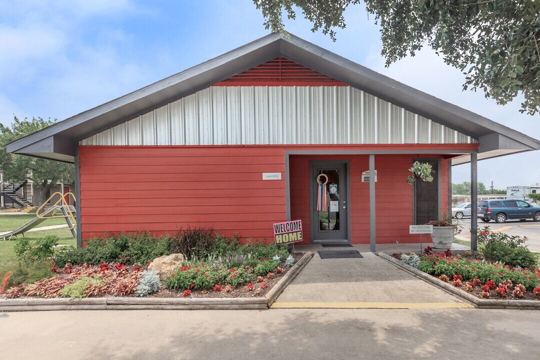 Tower South Apartments in Beeville, TX - Foto de edificio