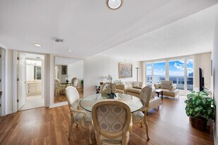 1717 N Bayshore Dr in Miami, FL - Building Photo