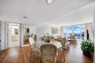 1717 N Bayshore Dr in Miami, FL - Building Photo - Building Photo