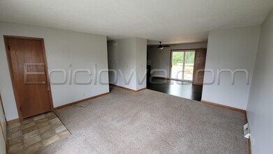143 Crestridge Dr NW in Cedar Rapids, IA - Building Photo - Building Photo