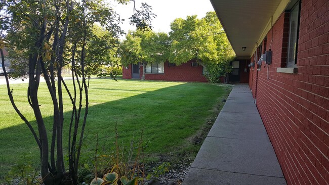 7213 Dale, Unit 1-2 in Center Line, MI - Building Photo - Building Photo