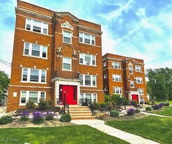 1425 Waterbury Rd in Lakewood, OH - Building Photo