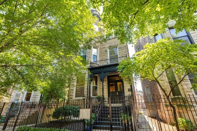 921 W Newport Ave, Unit J02P in Chicago, IL - Building Photo - Building Photo