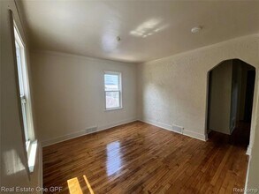 8679 Chalmers Ave, Unit 3E in Warren, MI - Building Photo - Building Photo
