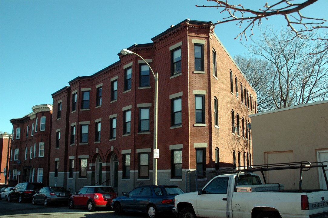 UE Apartments in Boston, MA - Foto de edificio