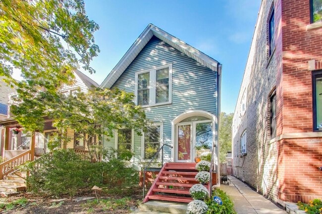 property at 3536 N Marshfield Ave