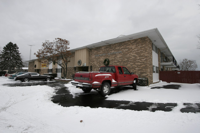 1093 Sheridan Rd in Somers, WI - Foto de edificio - Building Photo