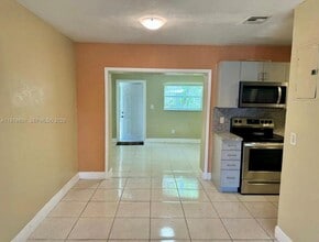 6471 SW 27th St in Miramar, FL - Foto de edificio - Building Photo