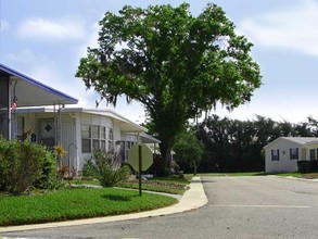 Lakeshore Villas in Tampa, FL - Foto de edificio - Building Photo