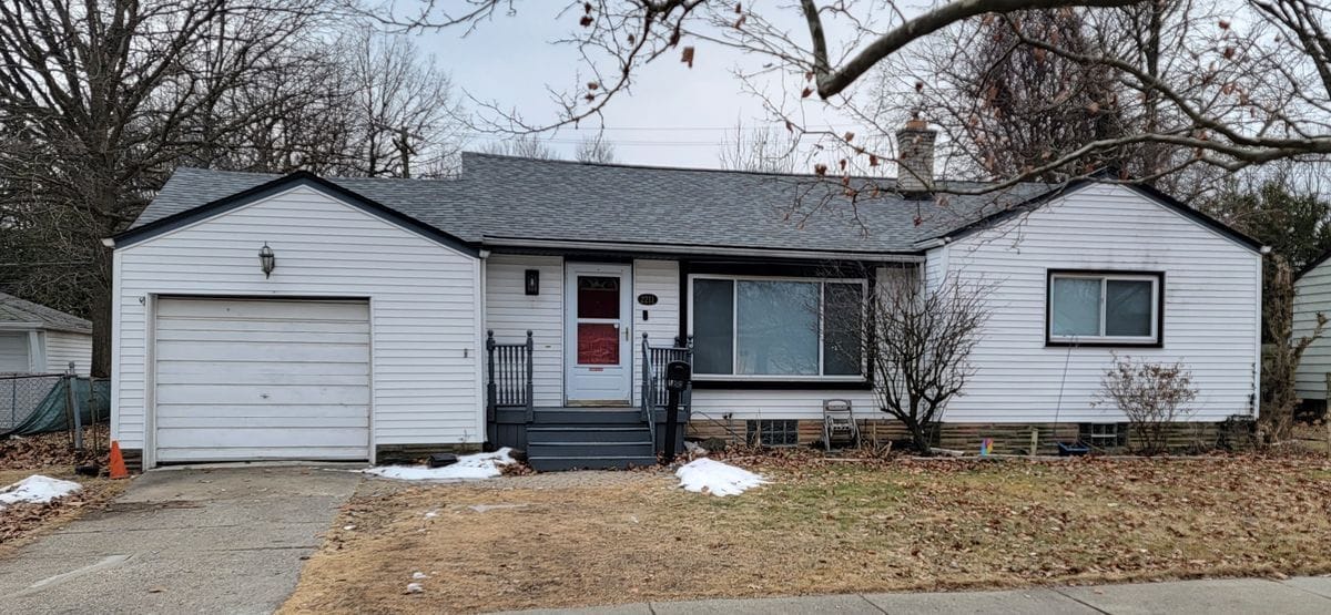 2211 E 8 Mile Rd in Grosse Pointe Woods, MI - Building Photo