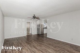 2202 Lockwood Dr, Unit 1213 in Carrollton, TX - Foto de edificio - Building Photo