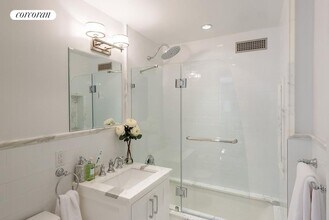 27 W 72nd St in New York, NY - Building Photo - Building Photo