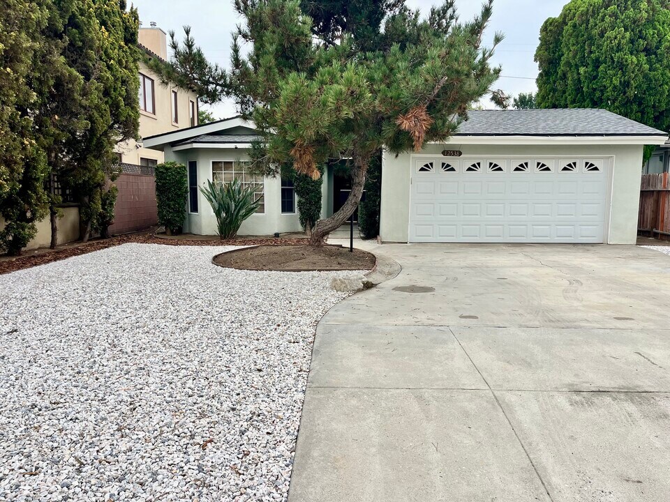 12538 Collins St in Valley Village, CA - Foto de edificio