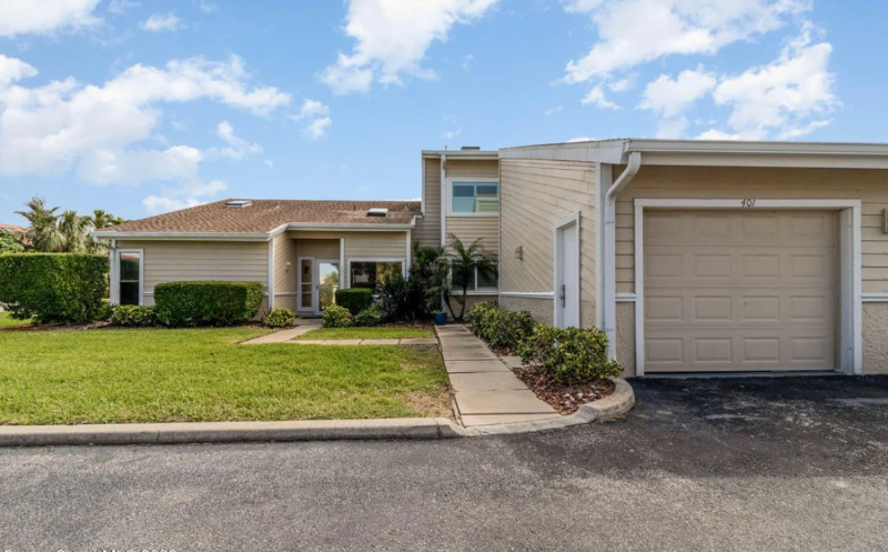 107 La Costa St in Melbourne Beach, FL - Building Photo