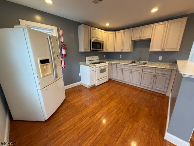 property at 726 E 6th St