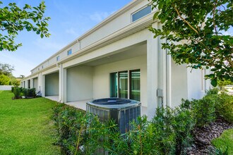 40 CENTER GRANDE Rd in Ormond Beach, FL - Foto de edificio - Building Photo