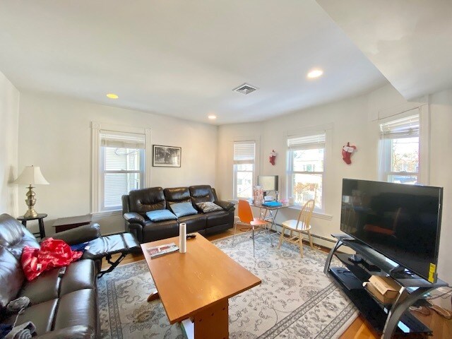 29 Brackett St, Unit 2 in Boston, MA - Foto de edificio - Building Photo