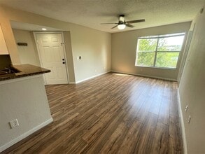 5128 Conroy Rd in Orlando, FL - Foto de edificio - Building Photo