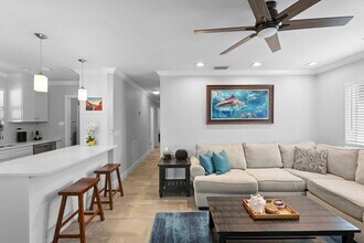911 W Hawie St in Jupiter, FL - Foto de edificio - Building Photo
