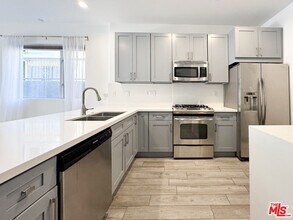 6001 Carlton Way in Los Angeles, CA - Building Photo - Building Photo