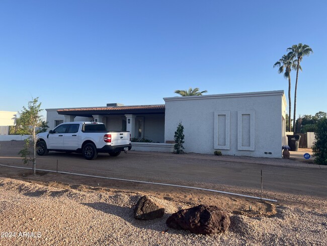 8409 E Cactus Rd in Scottsdale, AZ - Building Photo - Building Photo