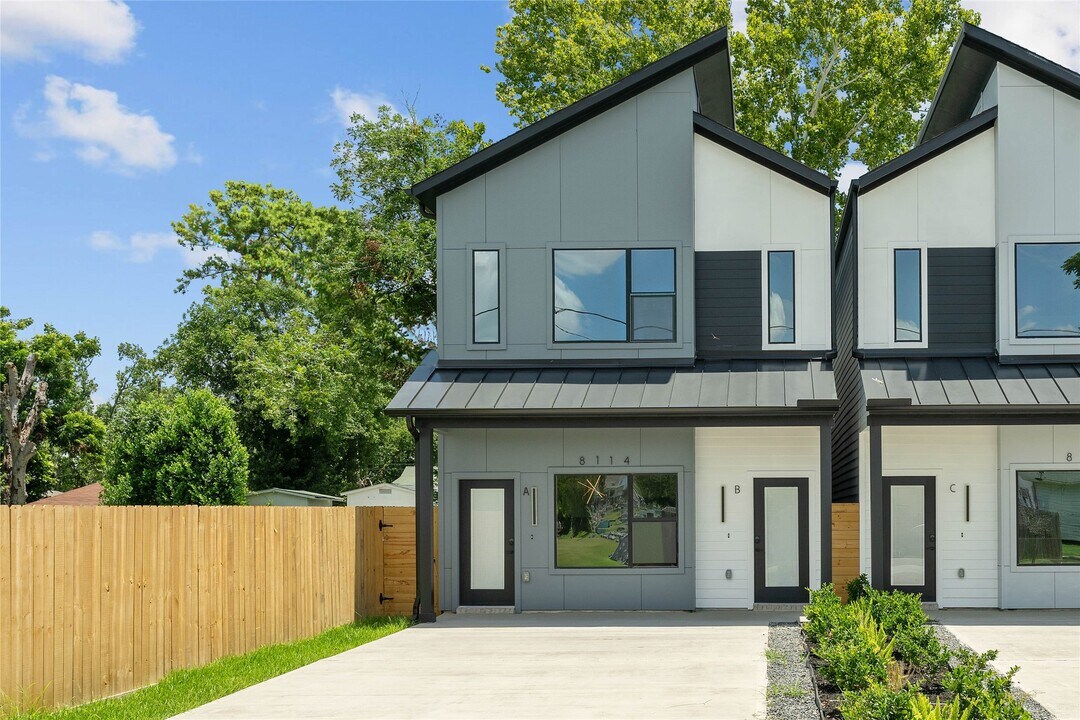 8114 Double in Houston, TX - Building Photo