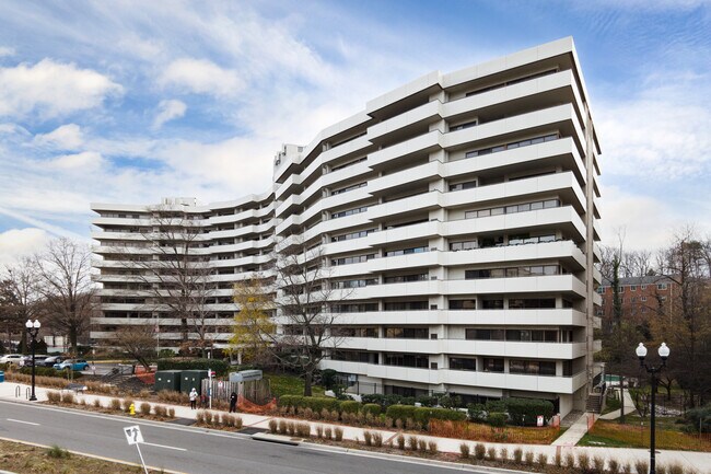 The Carlyle House in Arlington, VA - Building Photo - Building Photo