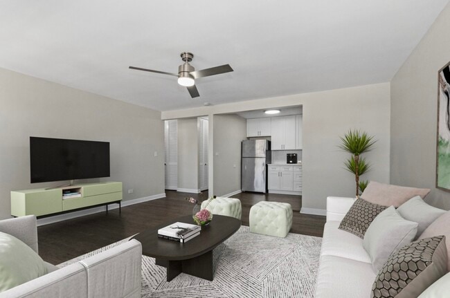 2401 W Balmoral Ave, Unit 3G in Chicago, IL - Building Photo - Building Photo