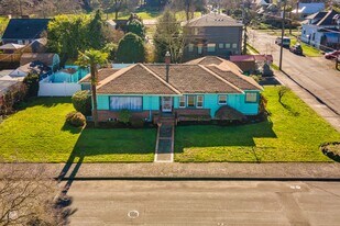 1910 NE Cramer St in Portland, OR - Building Photo