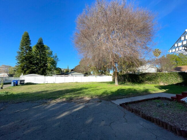 8835 Lamar St in Spring Valley, CA - Foto de edificio - Building Photo