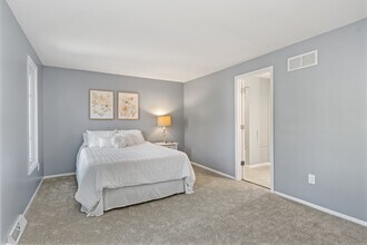 238 Woodbridge Dr in Pittsburgh, PA - Foto de edificio - Building Photo