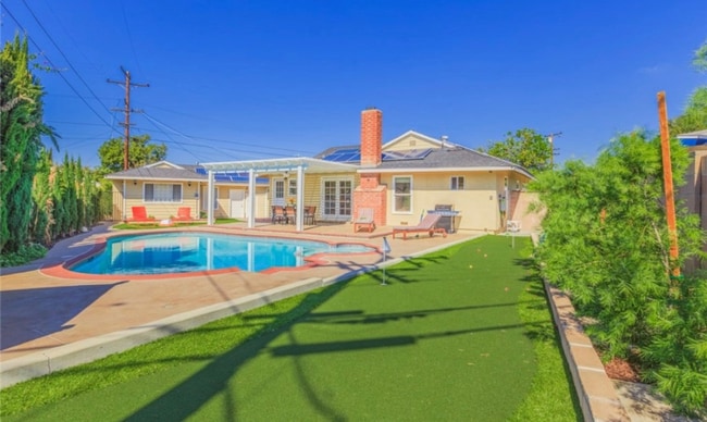 property at 405 N Peach Knoll