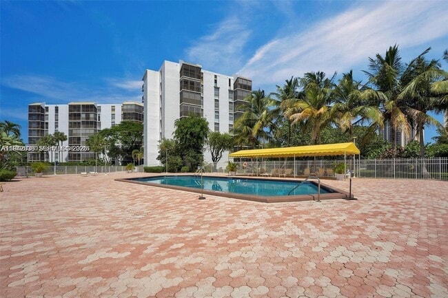 20400 W Country Club Dr in Aventura, FL - Building Photo - Building Photo