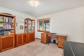1055 Corwin Pl in Hemet, CA - Foto de edificio - Building Photo