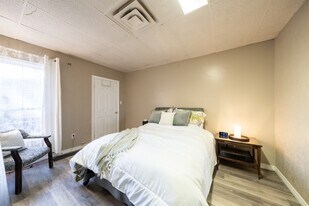 527 Barton St in Mississauga, ON - Building Photo