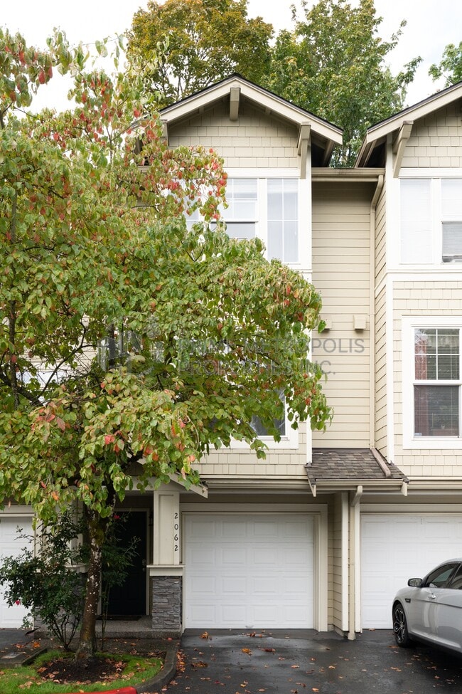2062 Newport Way NW in Issaquah, WA - Building Photo - Building Photo