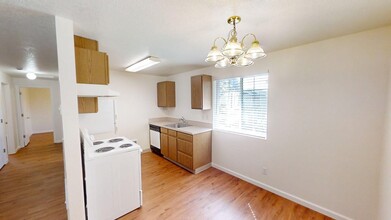 618 NE 93rd Ave in Portland, OR - Building Photo - Building Photo