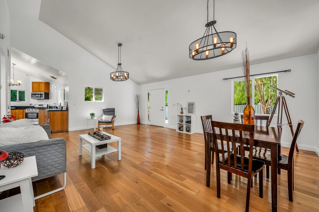 910 N Hayworth Ave in West Hollywood, CA - Building Photo