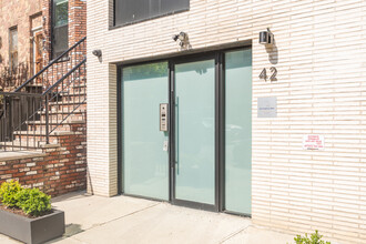 42 Rochester Ave in Brooklyn, NY - Foto de edificio - Building Photo