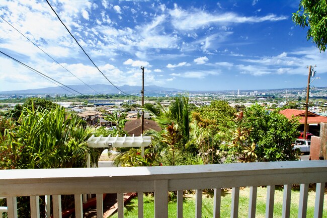 1303 Wanaka St in Honolulu, HI - Building Photo - Building Photo